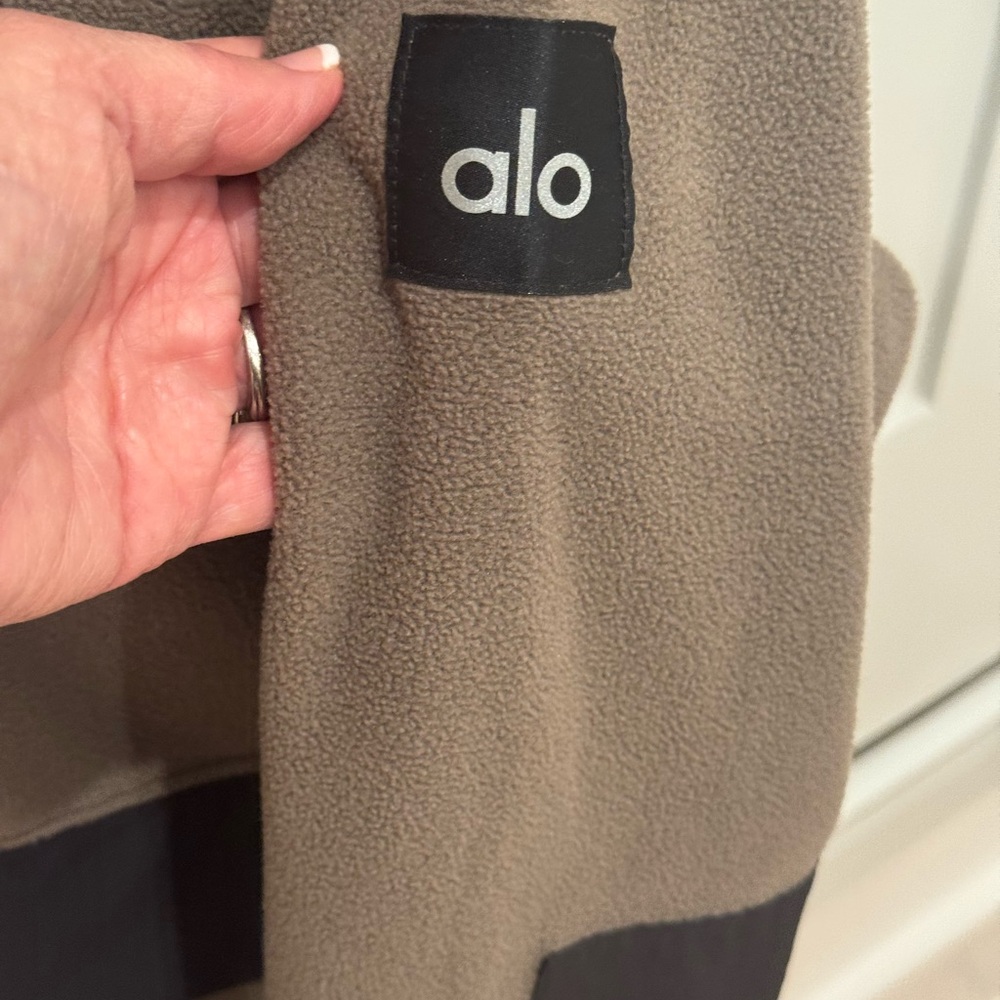 ALO Yoga Men's Performance Jacket in Taupe and Black - Picture 4 of 9